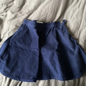 Mörk blå Manchester kjol - En fin sommar eller vår kjol som är lätt att styla. Skön i midjan och  inte för kort🌸säljs för 75 kr +frakt 💕🌸