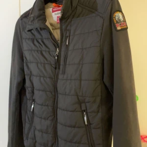 Parajumper cardigan - Halloj! Säljer nu min Parajumper Cardigan i storlek XS men passar S. Skick 8/10, använd men väldigt vaksamt. Den har inga defekter, men inte heller något kvitto och därav är priset lågt. Har äkthetsbevis på den så bara att skriva om ni vill ha bild. Hörs😉