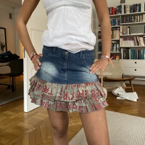  Drömmig volangkjol☺️ - Sååå fin jeanskjol med snygga detaljer, storlek S☺️