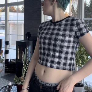 XS Crop Top, Checkered - Tycker egentligen att den här är rätt snygg men har liksom inte haft på mig den så mycket så uppenbarligen gillar jag den inte nog för att behålla den lol Den är fin och hel. Storlek: XS