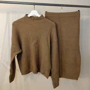 Stickat set - Världens finaste och skönaste beiga stickade set. Inköpt på Raglady. Kjolen är endast använd en gång och tröjan är i fint använt skick. 