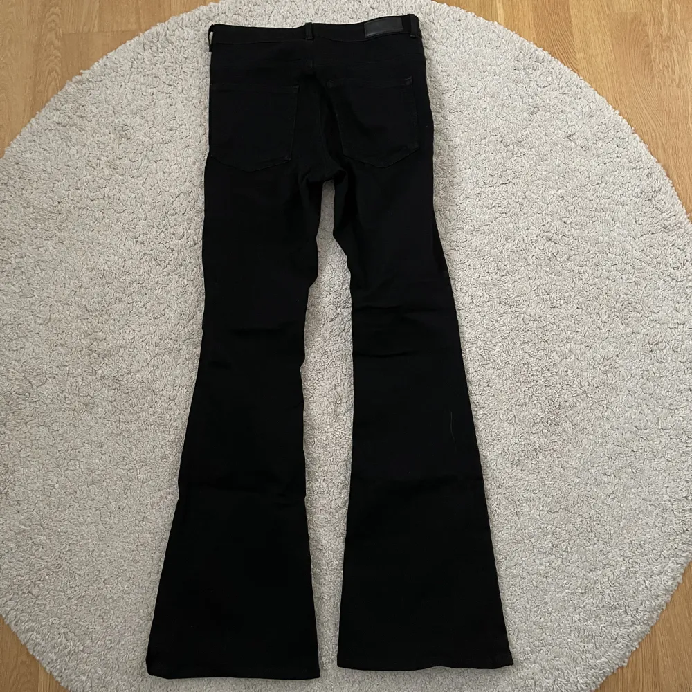 Jeans - Storlek L - Ordinare från Salt - Använda när jag var yngre men nu är de på tok för korta, jag är 184 cm - Köparen betalar för frakt - Inga returer - Betalning via köp direkt . Jeans & Byxor.