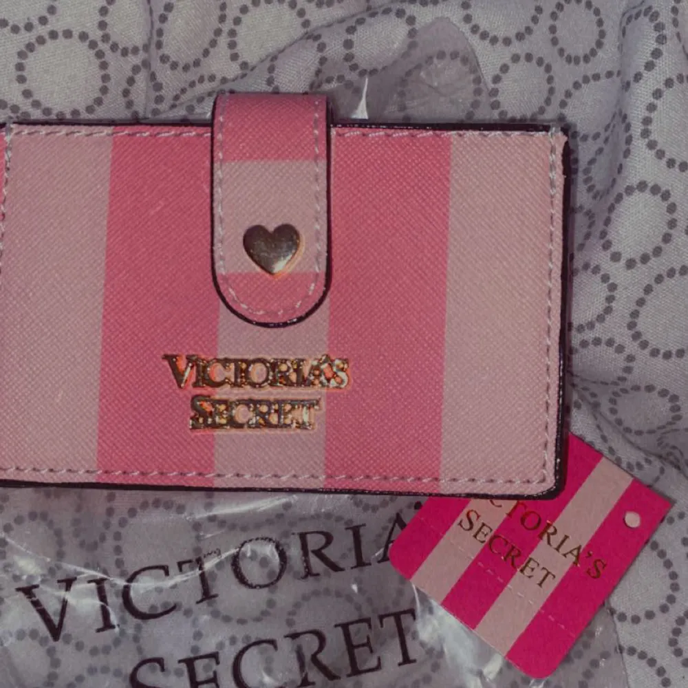 💞Äkta Victoria’s secret plånbok i bra styck. Den har 5 fack där du kan sätta kort eller pengar. Väskor.