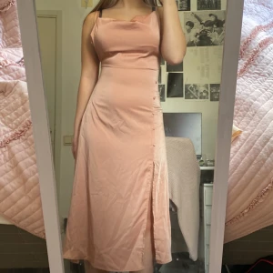 Rosa klänning  - Köpt här på plick, men tyvärr för liten för mig :(