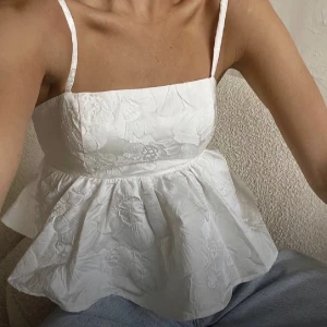 Vitt linne gina tricot  - Superfint linne ifrån gina tricot. Fint skick. Stl 34. Köparen står för frakten. 