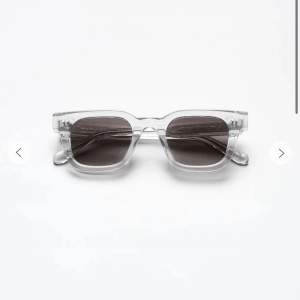 Hej! Jag söker någon som vill byta sina svarta eller bruna 004 chimi solgalsögon mot ett par gråa 004! 