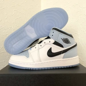 Nike Air Jordan 1 Mid "Ice Blue" - Storlek: 37,5                    Skick: 10/10 DS                 Pris: 1799kr            Instagram: Heatonfeet040 