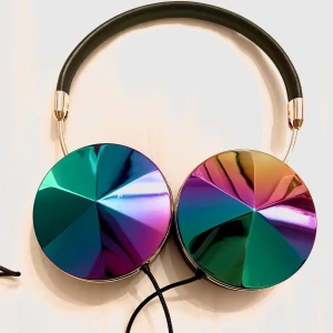 Frends hörlurar - Jättefina frends hörlurar som är några år gamla. Funkar perfekt