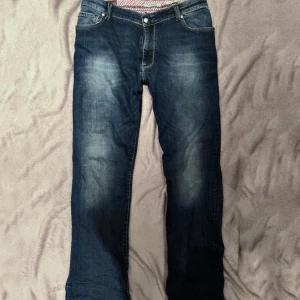 straight leg baggy jeans 💫 - snygga mörkblåa baggy jeans. rött och vitt möster på övre insidan. ❤️🤍