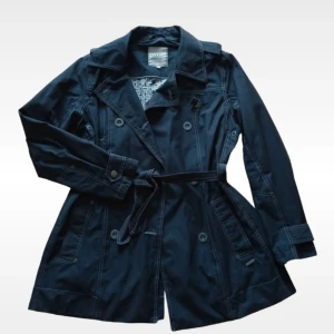 Trenchcoat  - En super sött blå vår/höst jacka som tyvärr är för stor på mig 