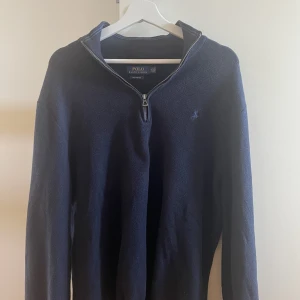 Ralph lauren quarter zip - Hej, säljer min Ralph lauren tröja, eftersom jag inte använder den, storlek Xl men liknar en vanlig L, nypris 1400, skick 8/10, hör av er vid frågor 