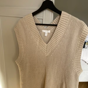Stickad väst  - Stickad väst från H&M inköpt i höstas men inte kommit till användning.   Storlek S.