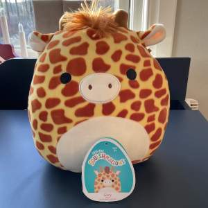 Giraffen Gary squishmallow! Den har inga fläckar eller liknande och den har taggen kvar. Jag köpte den i Tyskland på smythstoys förra sommaren och nu säljer jag den för att jag samlar inte på squishmallows längre. 