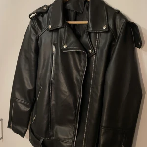En skinnjacka!! - Jättefin skinnjacka aldrig använd råka beställa två och sen dess har jag inte skickat tillbaka den🥰  Strl S men är oversize så skulle säga den passar M