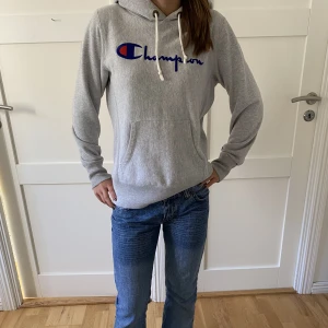 Hoodie - Säljer min jättefina Champion hoodie som jag köpte för 800 och den är i jättefint skick och har inga synliga defekter💕
