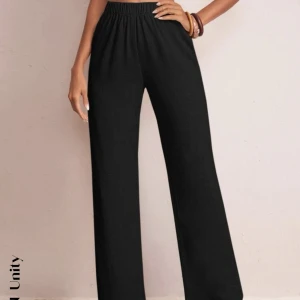 Svarta linnebyxor - Använda en gång men krympte i tvätten så är för korta på mig nu som är 168cm, står strl L men är som M 