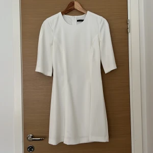 Vit studentklänning Zara stl XS - Vit student/examensklänning från ZARA i stl XS. Skicka medelande för fler bilder.