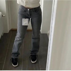 Grå low Waist jeans - Säljer de här super fina lågmidjade jeansen från zara för att de ej kommer till användning. Lånad bild. Helt okej skick, skriv för fler bilder! 