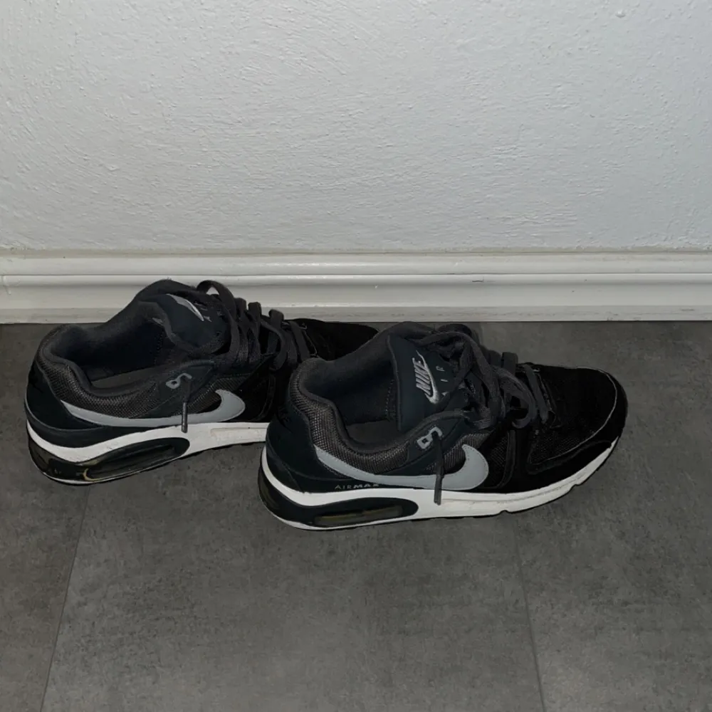 Svart/grå/vita air max i storlek 43, riktigt sköna skor och dom har använts ganska mycket men skicket är 7/10 och är helt ny tvättade! Pris kan diskuteras. Skor.