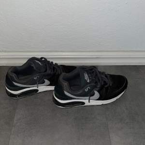 Svart/grå/vita air max i storlek 43, riktigt sköna skor och dom har använts ganska mycket men skicket är 7/10 och är helt ny tvättade! Pris kan diskuteras