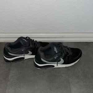 Nike air max  - Svart/grå/vita air max i storlek 43, riktigt sköna skor och dom har använts ganska mycket men skicket är 7/10 och är helt ny tvättade! Pris kan diskuteras