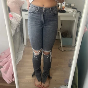 Jeans - Zara jeans med fin slits, så fint skick 