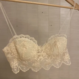 Bralette i spets  - Världens sötaste bralette topp i spets och en ljusbeige/puderrosa färg, verkligen så himla fin men tyvärr för liten! Strl S och skulle säga en A-B kupa, ej större 💕 Oanvänd köpt från en tjej som köpt på en shop på instagram så svår att få tag på! 