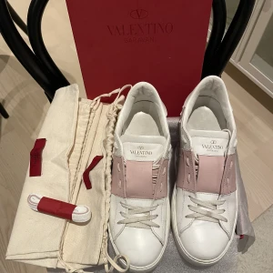 Valentino Garavani Open - Hej,  Säljer min flickväns Valentino Garavani Open sneaker. Väldigt fint skick. Hon hade dem typ 10 gånger och sedan dess har de bara stått oanvända. Allt OG/fullset finns. Kvitto finns eventuellt, letar i skrivande stund efter det. Nypris 6500kr.