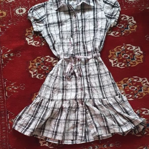 80 tals summer klänning - I mycket bra skick och sitter perfekt på kroppen