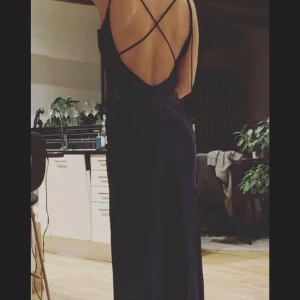 Skräddarsydd marinblå långklänning  - En skräddarsydd marinblå klänning. Aldrig använd storlek S. Kan givetvis ta fler bilder 🔷🔹🔷