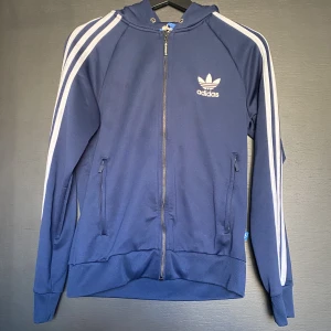 Adidas Hoodie - Klassisk adidas hoodie. Snygg passform och väldigt bekväm. Storlek EU 38 (S/M)