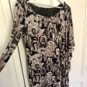 Diana Orving - klänning   - Assymetrisk klänning från Diana Orving. Lite svårfotad men väldigt väldigt fin. Mycket gott skick