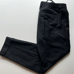 Kostymbyxor These glory days - Stilrena kostymbyxor med snöre. Sparsamt använda, tyvärr så är en av hällorna lite sönder men funkar fortfarande att dra igenom ett skärp vid behov!