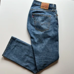 Levis 501  - Använda, helt ok skick, lagade en gång i grenen (se bild)