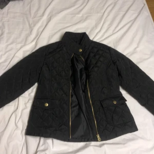 Jacka 300kr - Jacka som är använd 2 ggr då jag har 2 exakt likadana. Perfekt nu till våren! Står däremot Mikaela i nacken men knappt så att det syns. Vid snabb affär kan priset sänkas