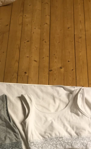 2 toppar för 50 - Två toppar i storlek 134/140 MEN väldigt stora i storleken så jag kunde använda dem i ungefär 4 år. Alltså väldigt väll använda men i otroligt bra kvalitet! Skulle köpt dem om dem fanns i min storlek😉 kan köpas en och en också för 30 kr st.