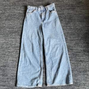 Loose fit/baggy blåa weekday jeans i okej skick. Lite slitna i benöppningen men annars ser de bra ut. I storlek w26 l30