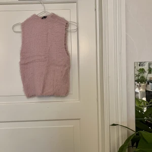 Rosa fluffig topp🤍 - Rosa fluffig topp. Från Zara, storlek M. Använd en gång. Kan mötas i Göteborg eller skicka, köparen står för frakt.