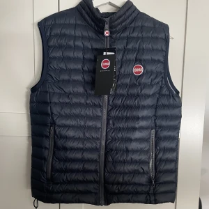 Colmar väst - Säljer min Colmar väst då jag inte använder den, Vädligt bra skick och knappt använd.  Köpt på Nk i Stockholm för 2600kr Säljer den för 1300, pris kan diskuteras vid snabb affär  Strl 48 motsvarar S/M  