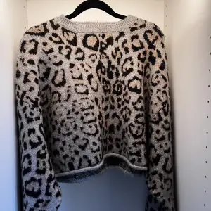 Stickad tröja i leopard mönster från zara, använd fåtal gånger 
