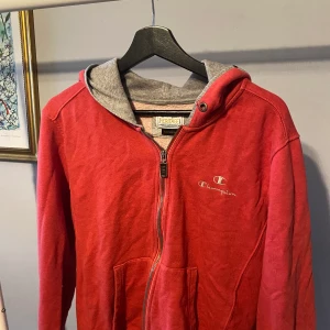 Röd Champion Zipup - Röd Champions zipup. Storlek M men sitter lite litet.