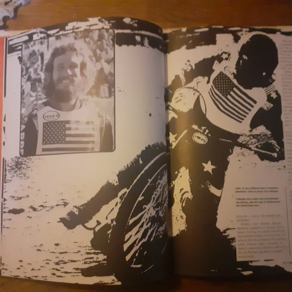 Speedway bok om Bruce Pennhall o hans framgångar. Mkt bilder!  125 sidor. Sett honom live!  Omslaget lite trasigt annars fräsch! . Övrigt.