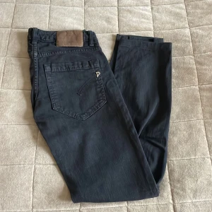 Dondup jeans 🖤 - Något slitna i tvätten men annars fint skick! 