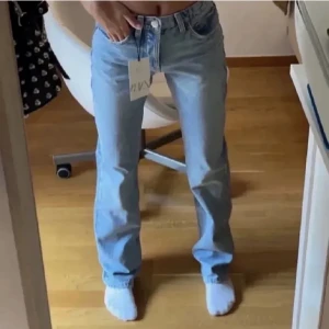 Zara jeans - Säljer mina zara straight leg mid waist jeans. De är i väldigt bra skick och har bara använd de ett fåtal gånger. De är också helt slut sålda på hemsidan❤️