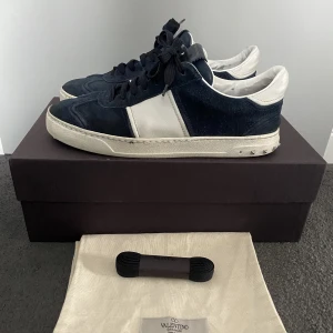 Valentino flycrew - Säljer dessa snygga valentino flycrew i storleken 41 men passar 42-42,5. Skorna är i välanvänt skick. Men mycket kvar att ge. Bara att höra av sig med frågor eller funderingar. 