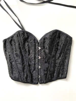 Korsett - Svart korsett andvänd en gång, säljer den på grund utav att den inte satt bra på mig, köpt från shein (katt i hemmet)