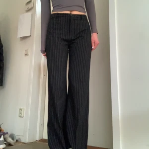 Kostymbyxor  - Perfekta kostymbyxorna med ränder! Från Bershka🤩