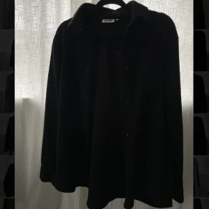 FLEECE SKJORTA - Svart skjorta i fleece, kan också användas som overshirt! Lite oversized i storleken, passar både killar och tjejer!  Sparsamt använd, från weekday❤️