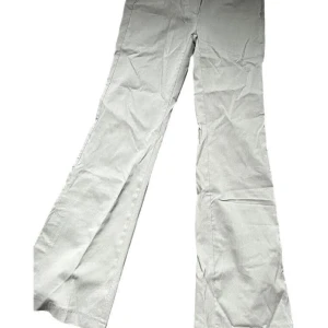 Lång byxa  - Oanvänd lång byxa storlek 36 Skriva om ni önskar flera bilder och frågor. 