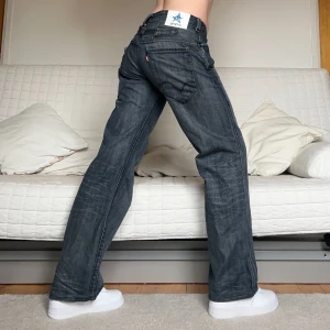 Levis Blue star - Säljer dessa lågmidjade Blue star Levis som är ganska rare i storlek W33L34 (passar mig som är storlek 38 bra), 89cm midja och 79cm innerbenslängd❤️Jag på bilderna är 172cm lång🥰